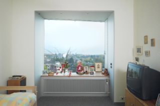 Bewohnerzimmer im Bettenhaus. Die erkerartige Fensternische bringt den Bewohnerzimmern mehr Licht und Raum für persönliche Erinnerungsstücke. (© Theodor Stalder, Zürich)